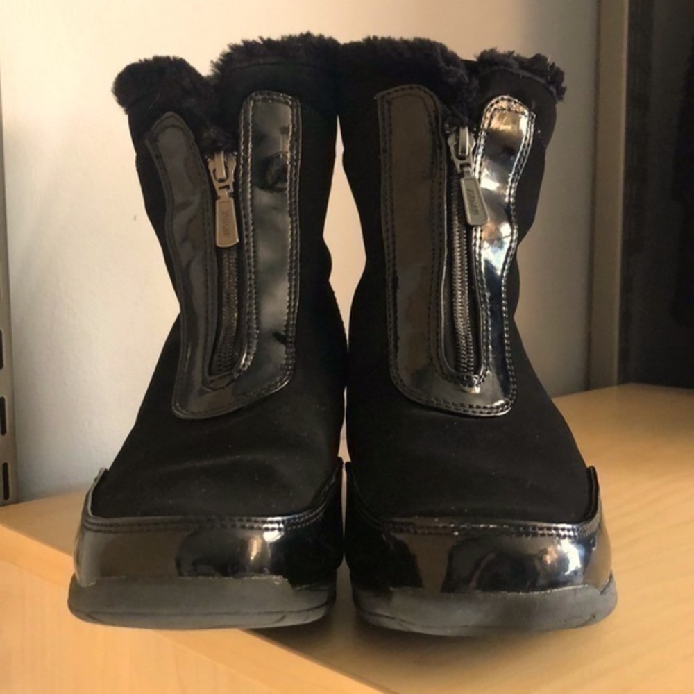 Khombu Lily women’s faux fur trim black boots